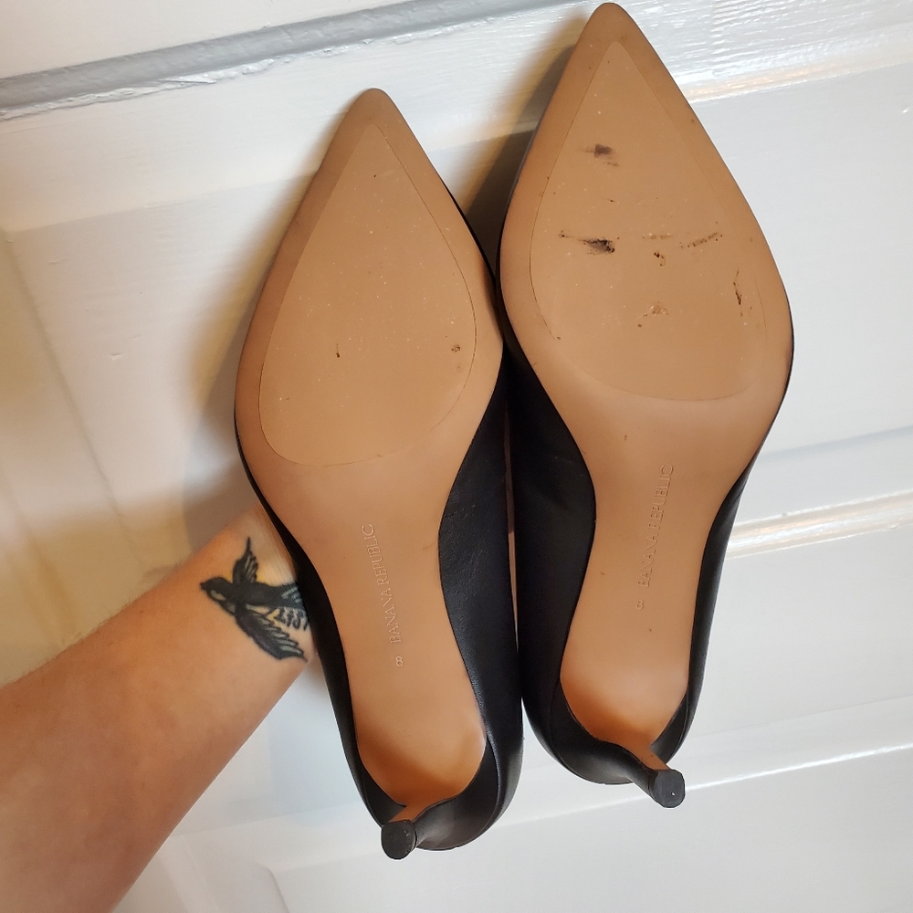 BANANA REPUBLIC Madison 12 Hour Black Leather Pump - Picture 4 of 5